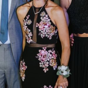 XSCAPE gorgeous dress with beautiful flower detail